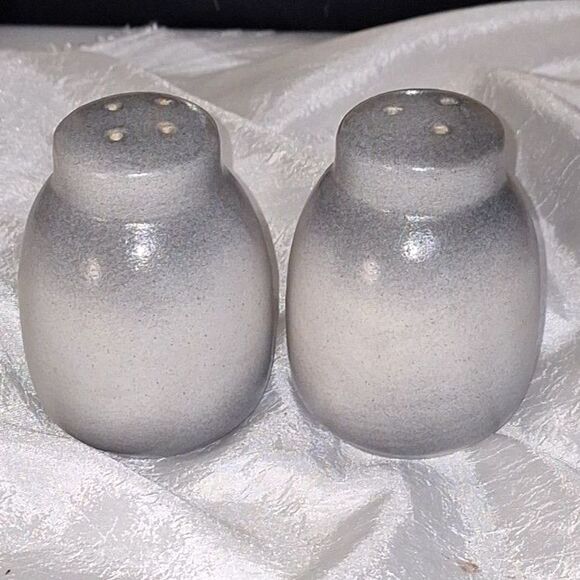 Native Gray Wolves Salt & Pepper Shakers Ceramic Pottery Kitchen Utensil - Picture 6 of 13